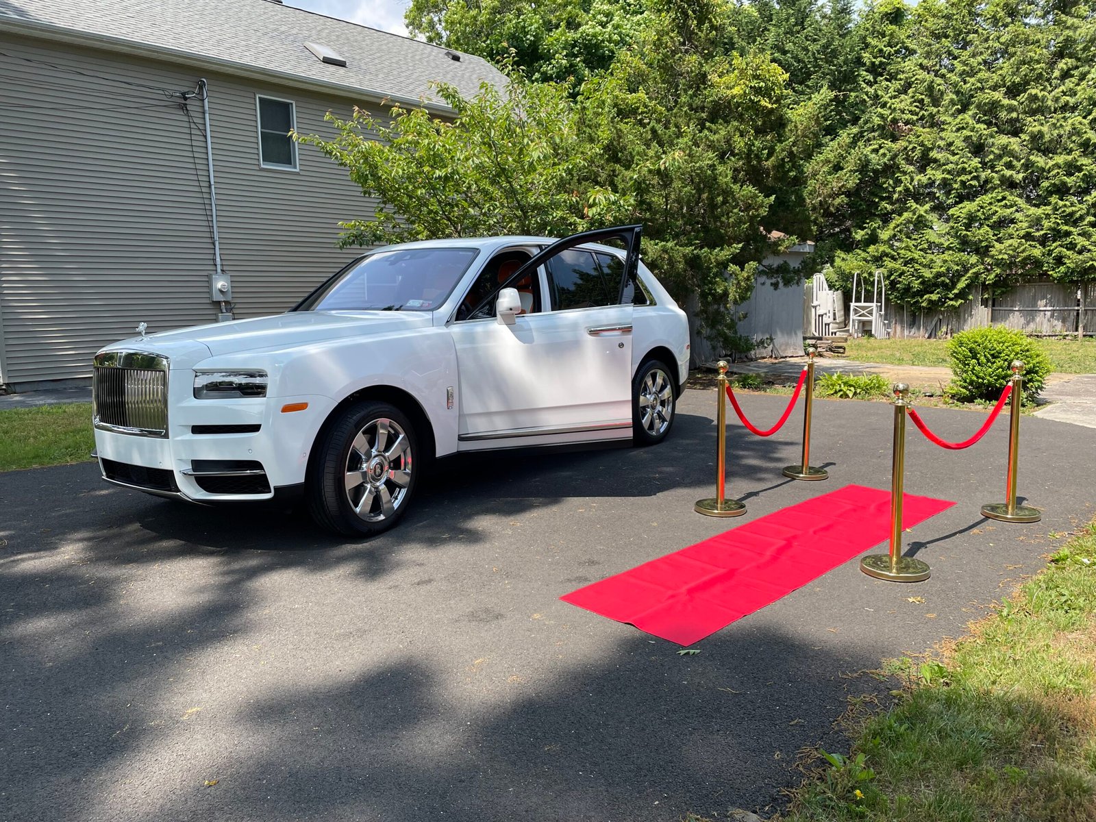 rolls royce cullinan white exterior